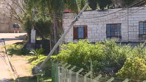 Moradores denunciam descaso com postes inclinados em Valinhos