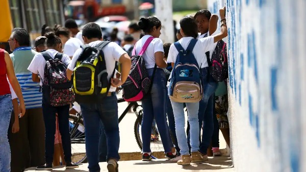 Iniciativa é voltada para estudantes de baixa renda, com o objetivo de incentivar a permanência e conclusão dos estudos pelos jovens. (Foto: Reprodução/Agência Brasil) - Foto: Divulgação