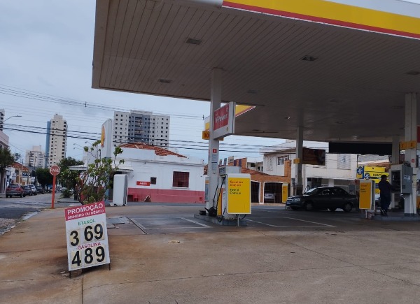 Economista analisa aumento de 7,47% no preço da gasolina nas refinarias