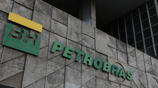 Aumento nos combustíveis e política da Petrobras favorecem acionistas, segundo economista