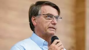 Bolsonaro anda de moto por Brasília e ouve: abaixa a gasolina
