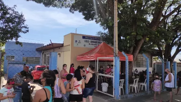 Crianças formam filas em primeiro dia de vacinação contra a covid