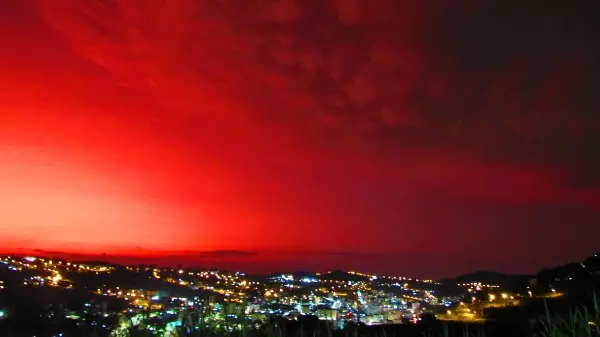 Fotógrafa flagra pôr do sol e céu avermelhado em Serra Negra