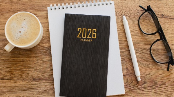 Profissões em alta para 2026 revelam salários maiores e busca por tecnologia e habilidades humanas - Foto: Anikona/Canva