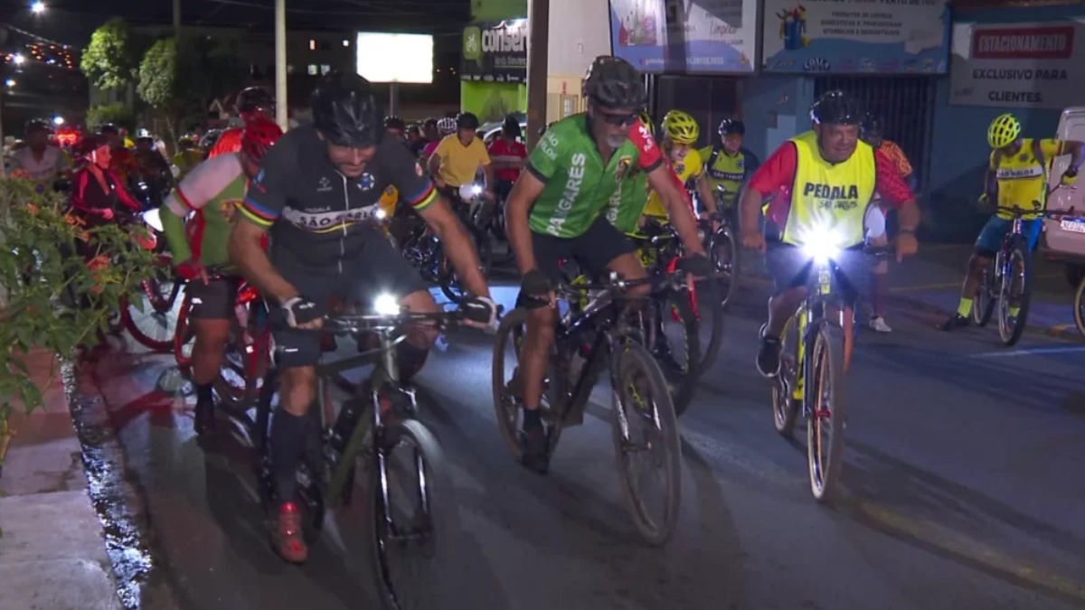 Grupo de ciclistas protestam pela falta de segurança viária na região