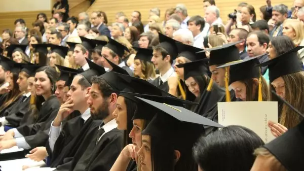 Por que será que 49% dos universitários desistem do curso?