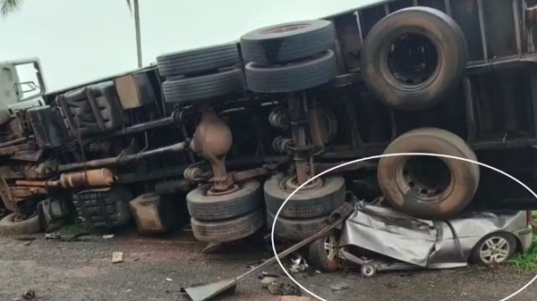Caminhão tomba sobre carro e deixa quatro mortos em distrito de Monte Azul Paulista