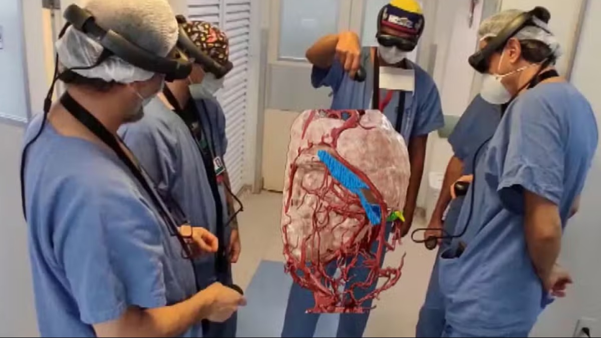 Equipe médica do HC de Ribeirão detalha cirurgia de separação de gêmeas siamesas