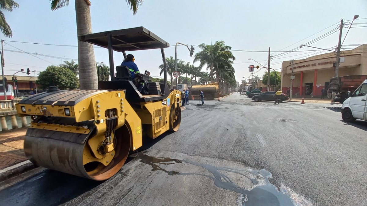 Recapeamento na avenida Jerônimo Gonçalves dificulta o trânsito na região central nesta terça (24)