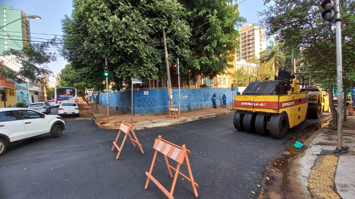 Obras de recapeamento da rua Florêncio de Abreu dificultam andamento do trânsito no Centro