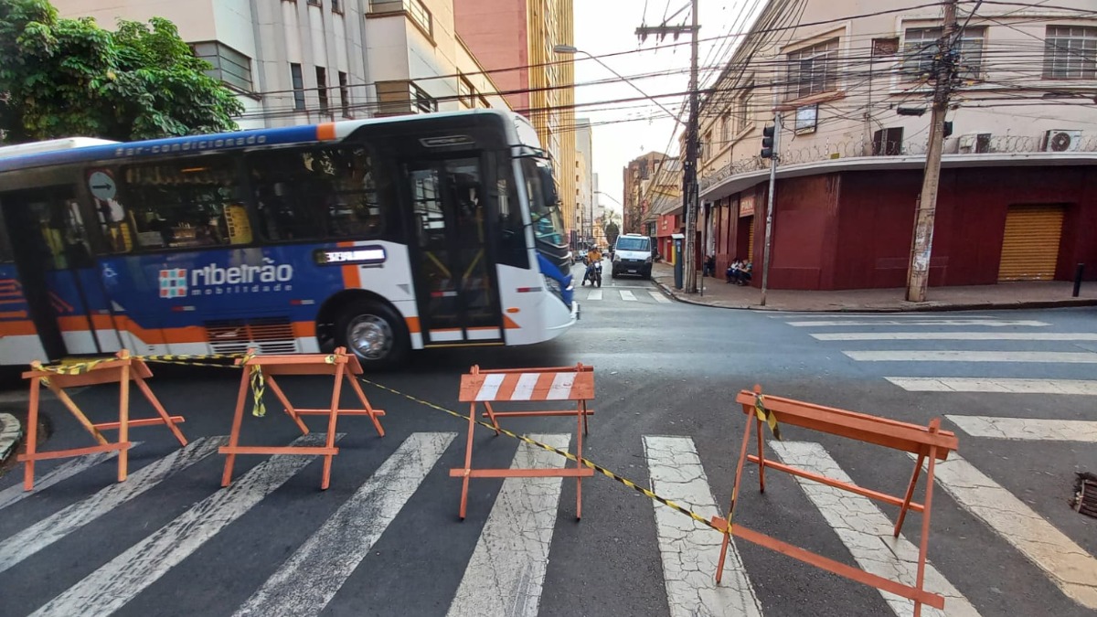 Interdições para o recapeamento da rua Florêncio de Abreu continuam nesta quinta-feira (19)