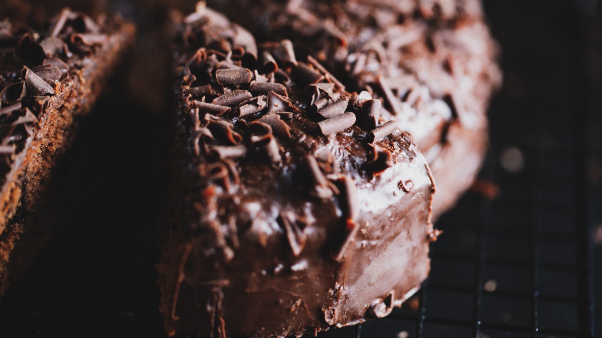 Bolo de chocolate gelado no papel alumínio