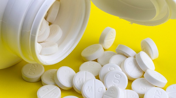 Suplementos apresentados como "milagrosos" nas redes sociais podem ser perigosos à saúde