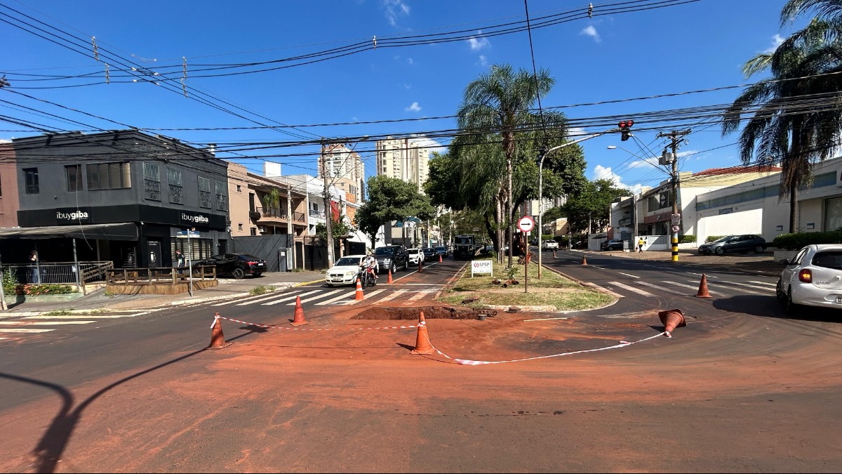 Reparo da Saerp na avenida João Fiúsa dificulta fluxo do trânsito na tarde desta sexta-feira (14)