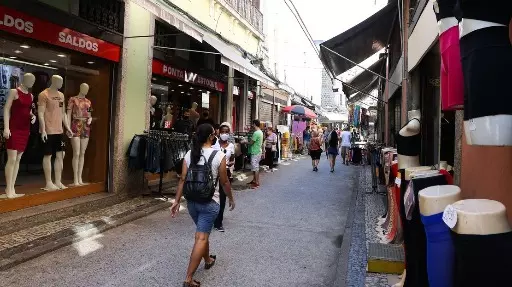 Rio tem aumento de casos de covid e volta para o alerta laranja