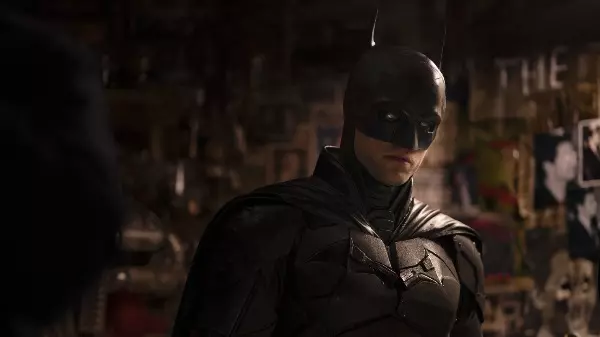 Robert Pattinson fica entre a vingança e a justiça em "Batman"
