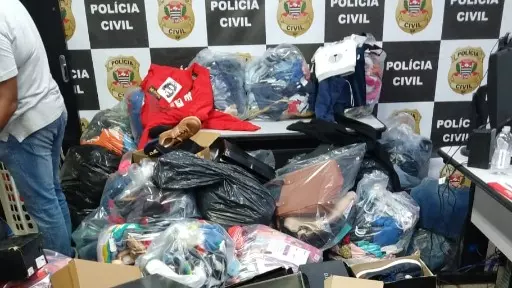 Polícia apreende milhares de peças de roupas sem nota no Campo Belo