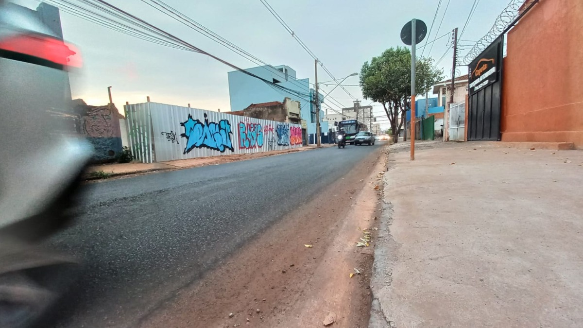 Prefeitura inicia serviço de recapeamento total da rua Florêncio de Abreu nesta segunda-feira (16)