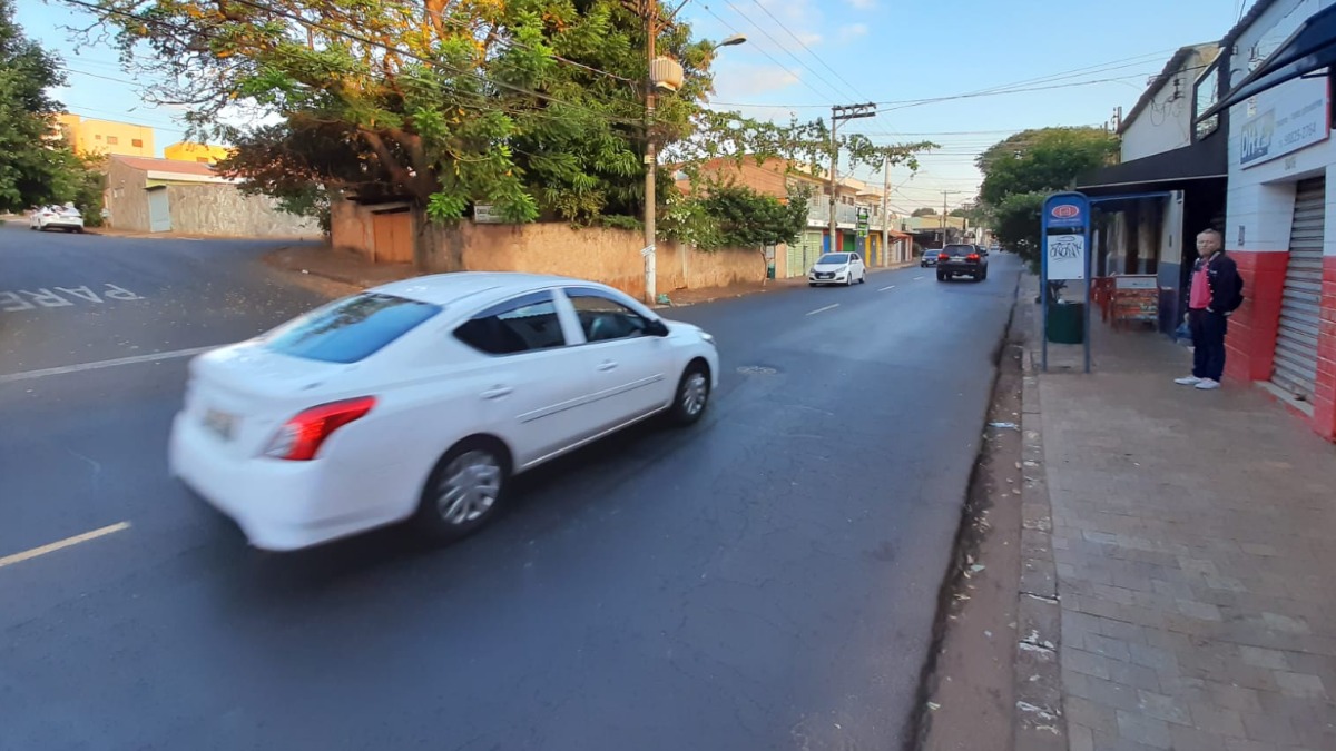Pedestres reclamam da dificuldade para atravessar a rua João Bim na zona Leste de Ribeirão Preto