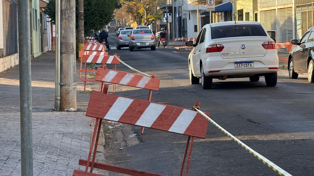 Rua Teresa Cristina tem ao menos cinco quarteirões com interdições para serviços da Saerp