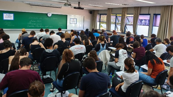 Fuvest aplica 1ª fase do Vestibular 2027 neste domingo; veja o que pode e o que não pode levar