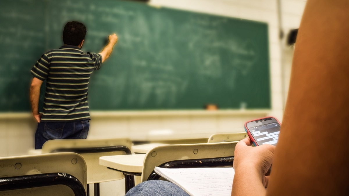 Projeto de lei pode proibir o uso de celulares em escolas pública e privadas