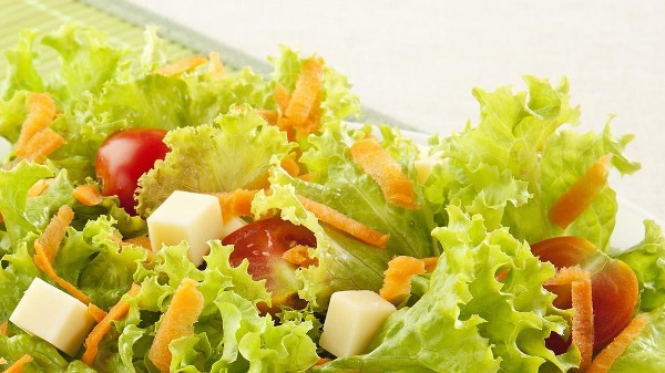 Salada salgada: preço da cenoura e tomate sobem mais de 100%