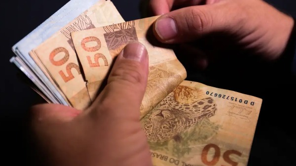 De acordo com Governo, salário mínimo de 2024 pretende proporcionar um aumento real aos trabalhadores e beneficiários de programas sociais. (Foto: Reprodução/ Agência Brasil) - Foto: Divulgação