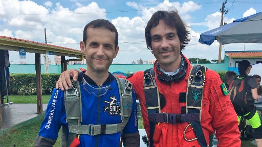 Ricardo e Sanner antes do salto de paraquedas