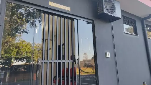 Dupla furta farmácia e leva mais de R$ 8,5 mil em produtos de beleza em São Carlos