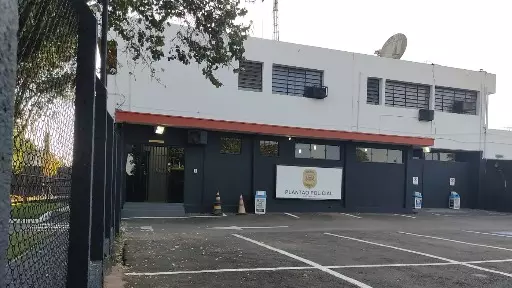 Ladrões invadem casa, roubam objetos e urinam em quarto de criança