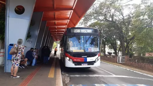 Mulher tem carteira furtada em ponto de ônibus no Centro de São Carlos