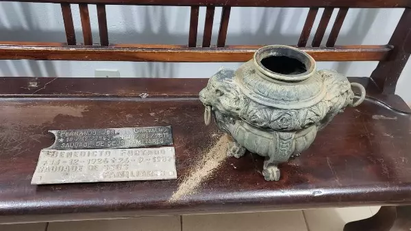 GM flagra homens furtando placas e vaso de bronze em cemitério de São Carlos