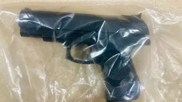Homem com arma falsa assalta jovem no Centro de São Carlos
