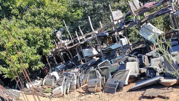 Operação da polícia interdita pátio de venda de peças usadas em São Carlos