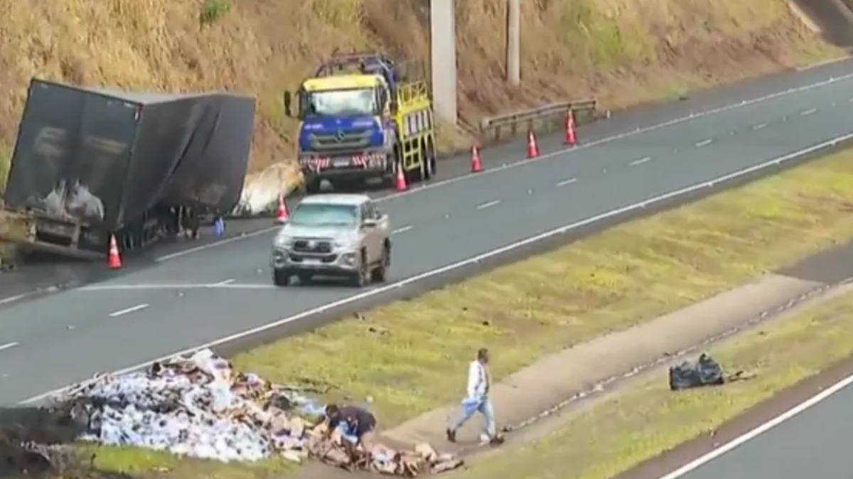 Carga de amaciantes de roupa é saqueada na Rodovia Anhanguera após acidente