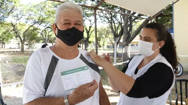 Idosos com 65 anos podem se vacinar contra a gripe ou 4ª dose