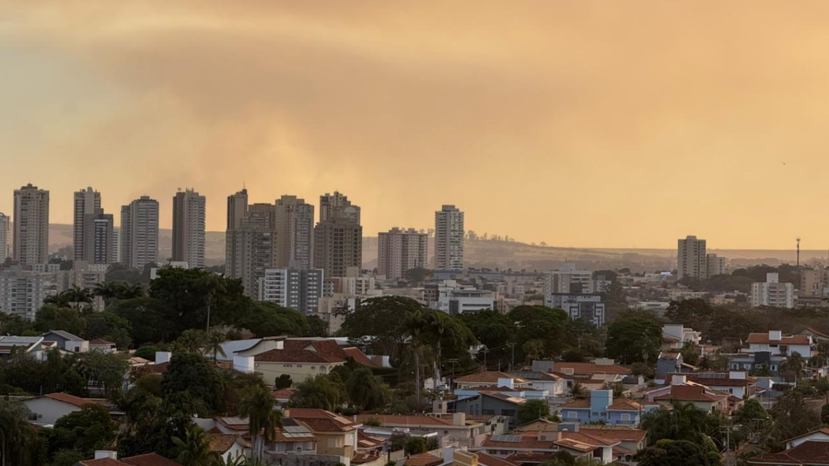 Incêndios atingem região e Ribeirão Preto amanhece coberta por fumaça nesta sexta-feira (12)