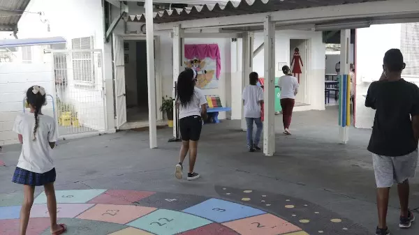 Comitê mantém recomendação de uso de máscaras em escolas