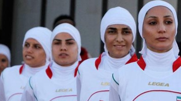 Jogadores do time feminino do Irã disputam a Copa da Ásia com Hijab, um lenço para cobrir o cabelo