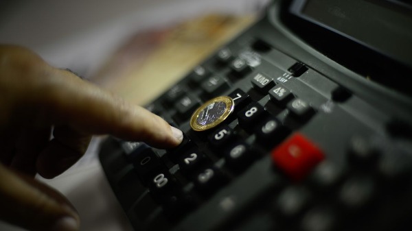 Taxa de juros estadunidense segue entre 4,25% a 4,50%, enquanto no Brasil Selic sobre para 13,25%