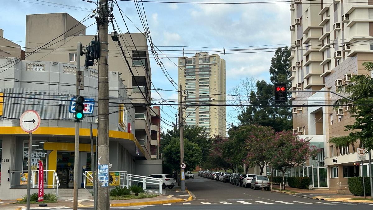 Semáforo virado para o lado errado confunde motoristas em cruzamento da Wladimir Meirelles