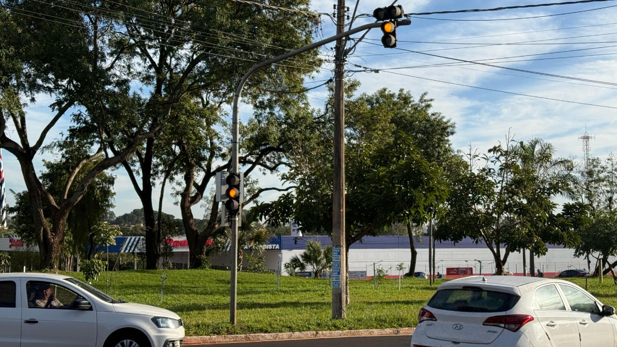 Encontro entre a avenida Caramuru e a João Fiúsa tem semáforos sem funcionar nesta manhã (20)