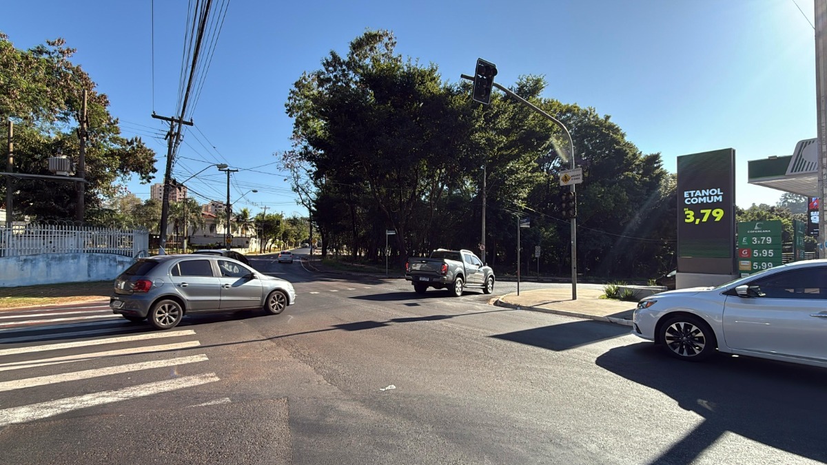 Semáforos desligados atrapalham o transito em cruzamento na avenida Portugal