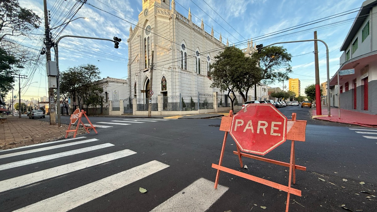 Semáforos sem funcionar em cruzamentos próximos a praça Coração de Maria na Vila Tibério