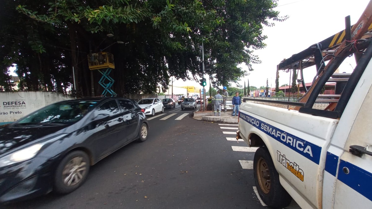 Furto de fiação deixa semáforos da ponte da rua Pompeu de Camargo sem funcionar