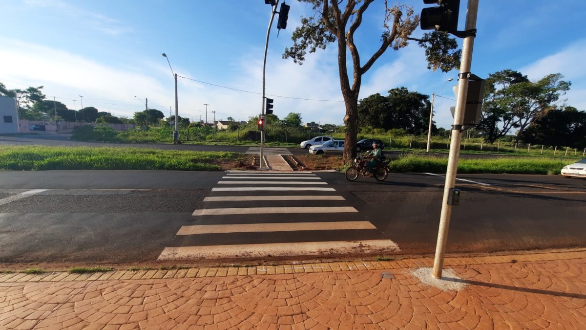 RP Mobi instala semáforos em frente à escola no bairro Parque São Sebastião