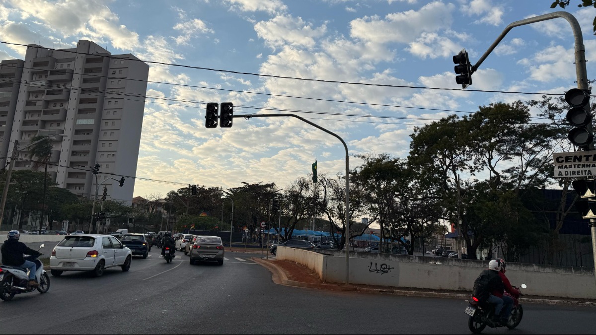 Semáforos sem funcionar na rotatória da rua Capitão Salomão