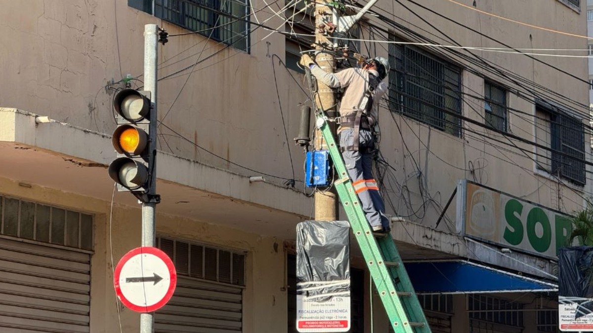 Caminhão puxa fiação na rua Florêncio de Abreu e semáforos ficam sem funcionar no Centro