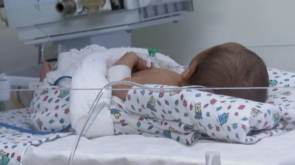 "Estava roxinho de frio", diz enfermeira que atende bebê abandonado - Foto: Reprodução/EPTV - Foto: Divulgação